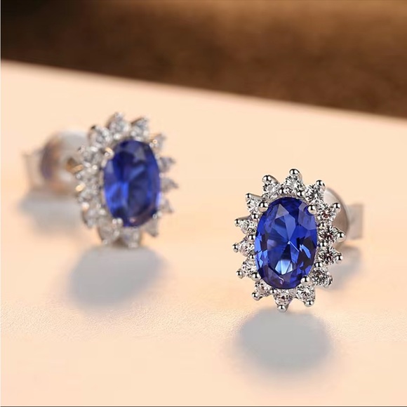 New Gorgeous 925 Silver Sapphire Stud Earrings - Picture 9 of 9
